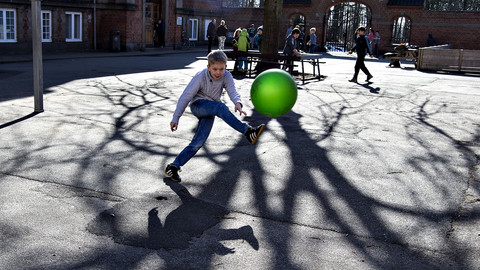 Foto: Henning Bagger/Ritzau Scanpix Dreng i skolegård sparker en bold i retning af fotografen