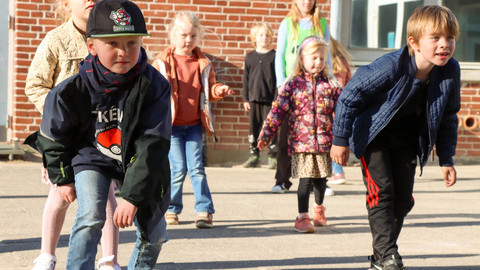 Skolebørn i gang med leg i skolegård Foto: Dansk Skoleidræt